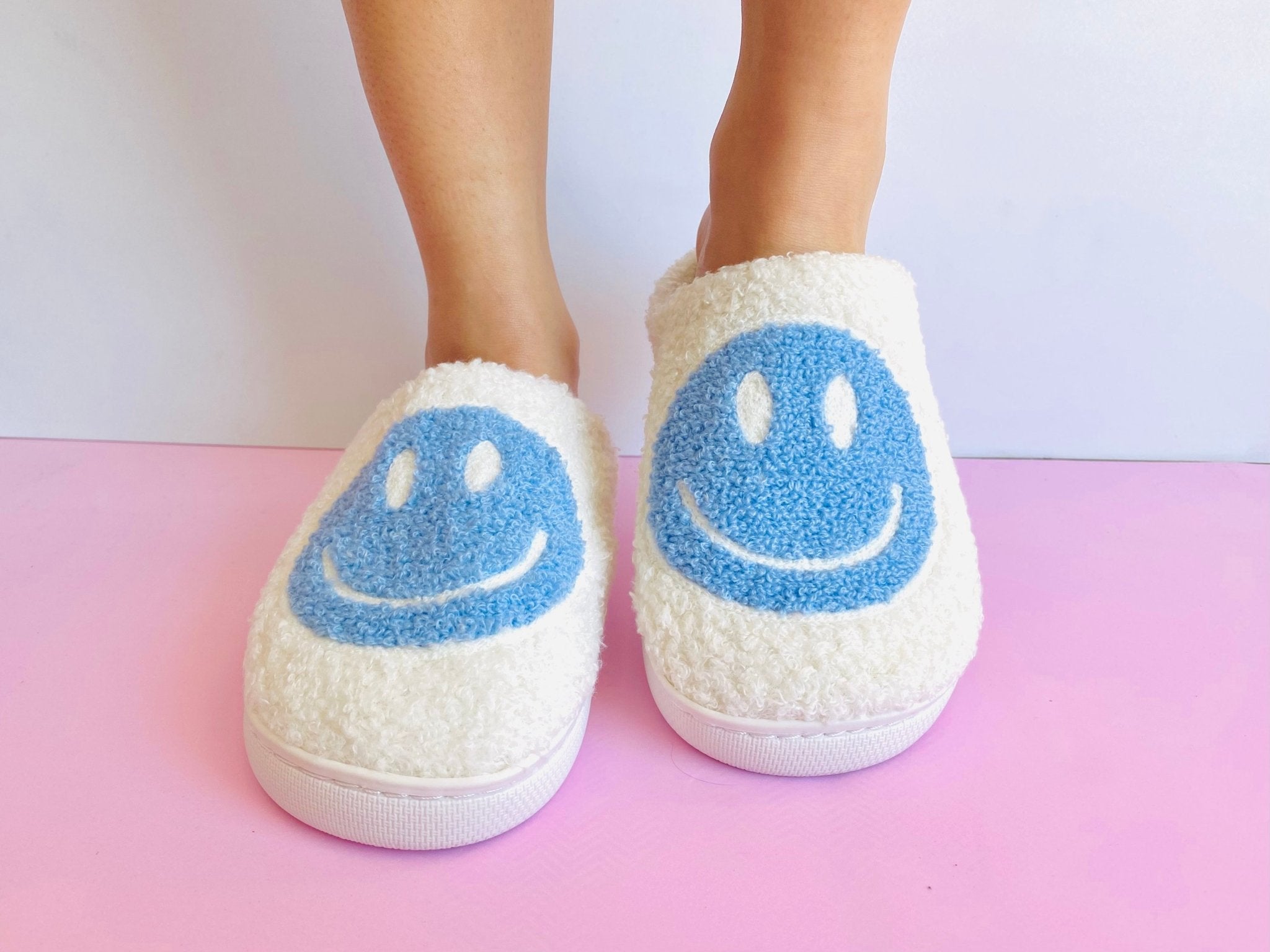 Pantuflas Carita Feliz - Sticky Bra #brasier_sin_espalda# #brasier_para_escotes# #brasier_para_vestido# #brasier_strapless# #brasier_adhesivo# #brasier_adherente# #brasier_de_silicon# #brasier_escot