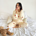 Pijama Polar 2 Piezas Blanca Fresitas - Sticky Bra #brasier_sin_espalda# #brasier_para_escotes# #brasier_para_vestido# #brasier_strapless# #brasier_adhesivo# #brasier_adherente# #brasier_de_silicon# #brasier_escot