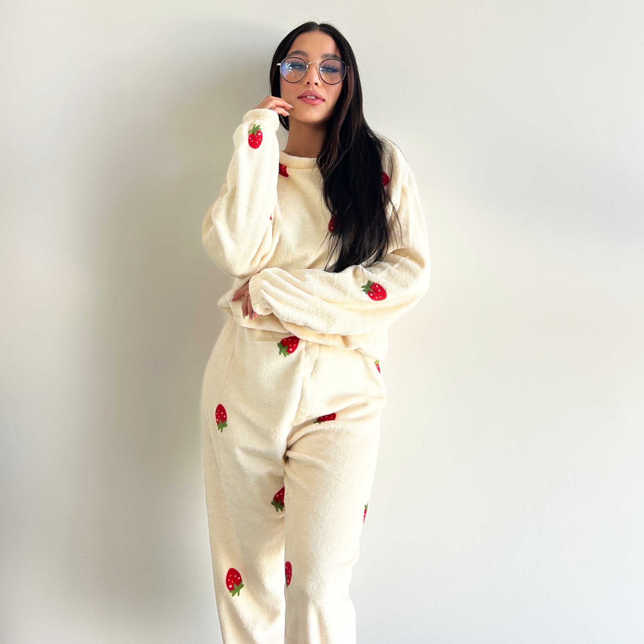 Pijama Polar 2 Piezas Blanca Fresitas - Sticky Bra #brasier_sin_espalda# #brasier_para_escotes# #brasier_para_vestido# #brasier_strapless# #brasier_adhesivo# #brasier_adherente# #brasier_de_silicon# #brasier_escot